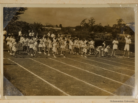 東京女子高等師範学校体錬大会写真帖 八十米競走