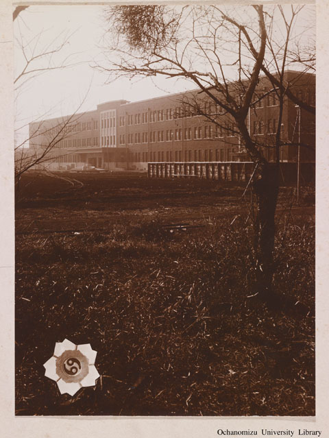 卒業記念写真帖（昭和9年3月、文科） 本館と徽章