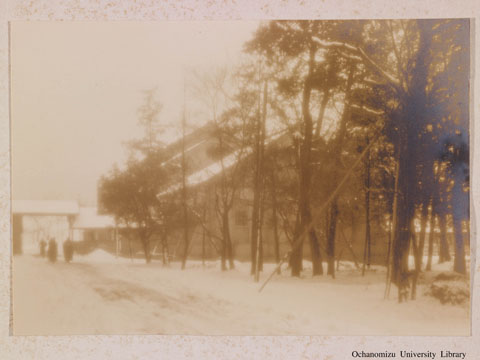 卒業記念写真帖（昭和9年3月、文科） 雪景色の構内