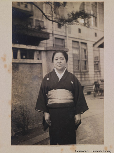 卒業記念写真帖（昭和10年3月、理科） 堀口きみこ先生