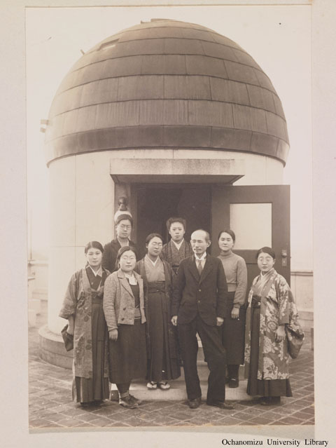 卒業記念写真帖（昭和10年3月、理科） 「天文台の前（物理化学選修）」