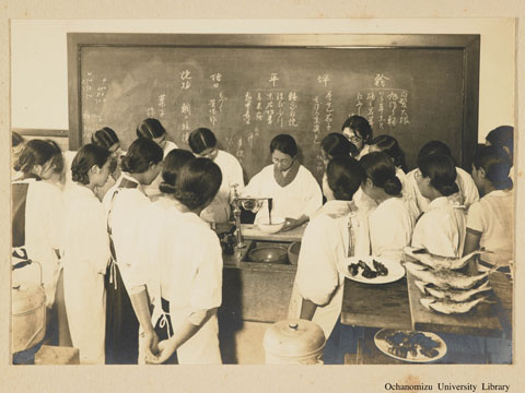 卒業記念写真帖（昭和11年3月、家事科） 授業風景（調理）