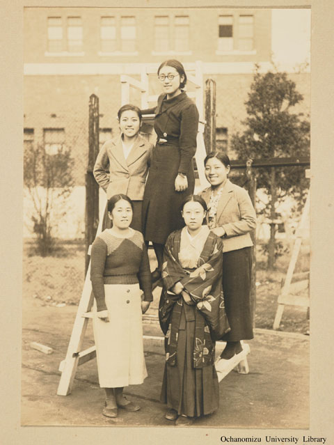 卒業記念写真帖（昭和11年3月、家事科） 生徒たち