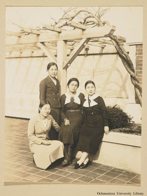 卒業記念写真帖（昭和11年3月、家事科） 生徒たち