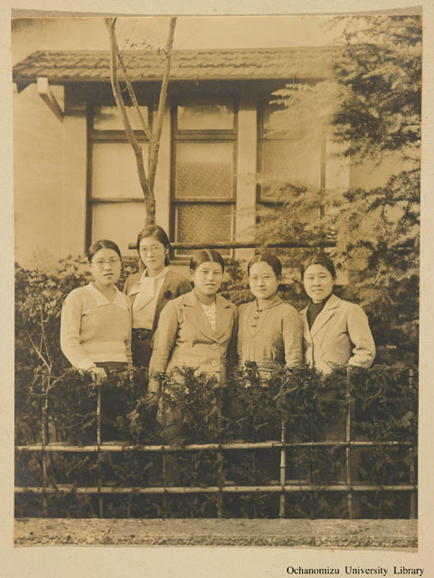 卒業記念写真帖（昭和11年3月、家事科） 生徒たち