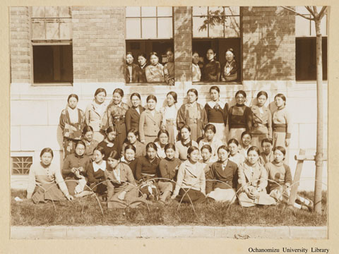 卒業記念写真帖（昭和11年3月、家事科） 生徒集合写真