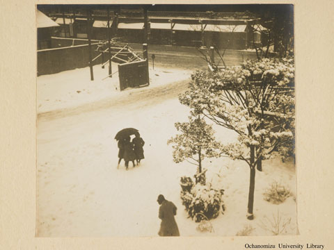 卒業記念写真帖（昭和11年3月、家事科） 雪の日