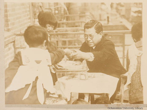 卒業記念写真帖 『みかきあいて』（昭和12年3月、家事科） 倉橋惣三先生と園児