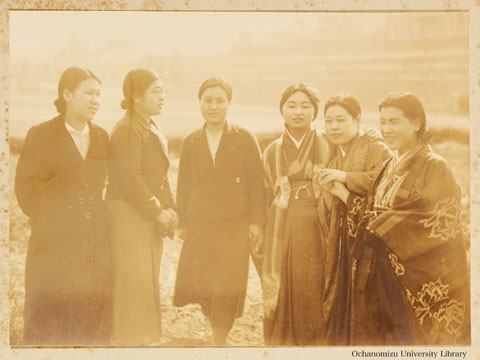 卒業記念写真帖 『みかきあいて』（昭和12年3月、家事科） 生徒たち