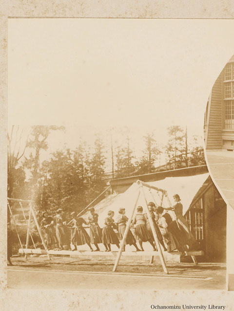 卒業記念写真帖 『みかきあいて』（昭和12年3月、家事科） 附属校園　遊具（附属高等女学校）