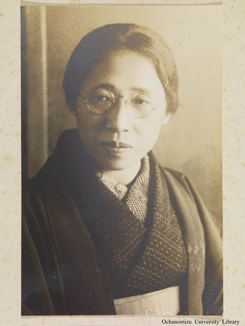 卒業記念写真帖（昭和13年3月、家事科） 由井テイ先生