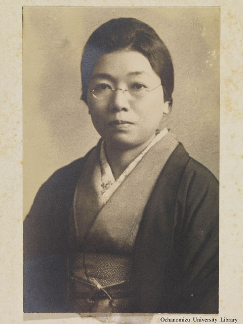 卒業記念写真帖（昭和13年3月、家事科） 岡ハツノ先生