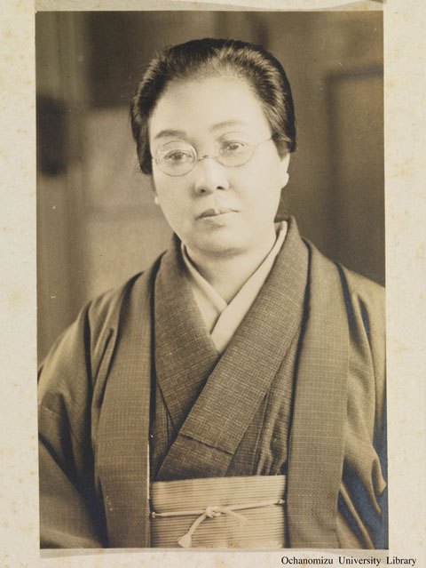 卒業記念写真帖（昭和13年3月、家事科） 岡田美津先生