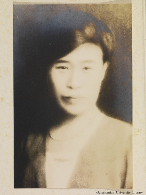 卒業記念写真帖（昭和13年3月、家事科） 黒田チカ先生