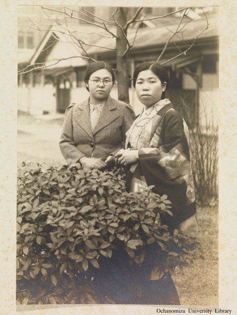 卒業記念写真帖（昭和13年3月、家事科） 生徒たち