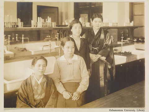 卒業記念写真帖 『於もひ出』（昭和14年3月、家事科） 女性教官四名