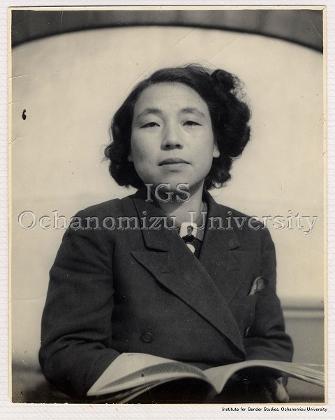 湯浅年子資料 東京女高師で　衿元にキュリー夫人のブローチ