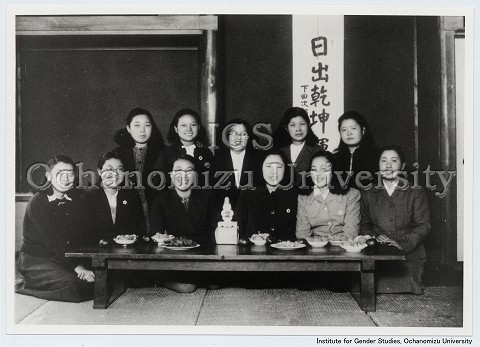 湯浅年子資料 担任であった昭和24年卒物理学生との渡仏を前にした送別会　学生の一人ずつに自作短歌の自筆の色紙を贈った　大山寮で