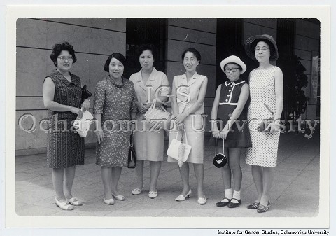 湯浅年子資料 東京女高師昭和24年物理卒のかつての教え子達と　第一ホテルの前で