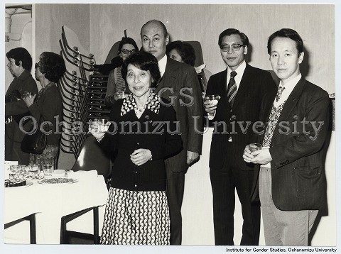 湯浅年子資料 研究所で紫綬褒章受章を祝う集い