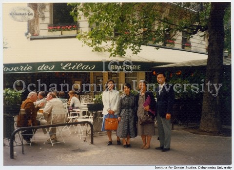 湯浅年子資料 Brasserie Lilasの前で