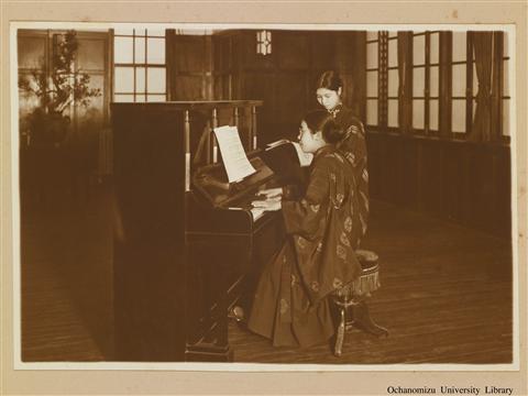 寄宿舎写真帖 「楽器練習（二）　ピアノ」