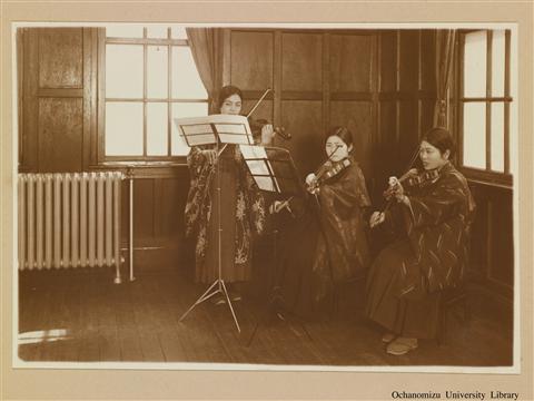 寄宿舎写真帖 「楽器練習（三）　ヴァィオリン」