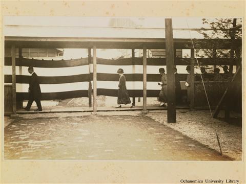 行啓記念写真帖 構内を移動する皇后