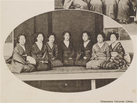 東京女子高等師範学校開校五拾季記念写真帖 「明治十五年七月礼節教室にて（礼節教室出来上がつて初めての卒業生）」
