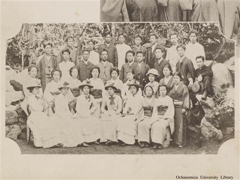 東京女子高等師範学校開校五拾季記念写真帖 「明治十九年卒業生（洋服の初、男女合併）」