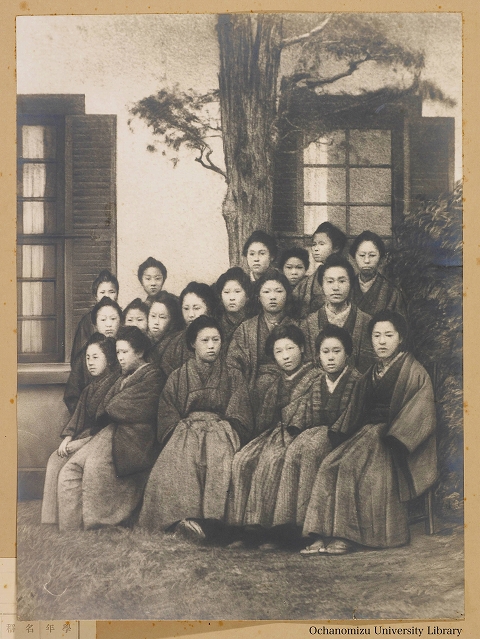 東京女子高等師範学校生徒服装変遷写真 「明治十年　本校創立時代(縞袴着用)」