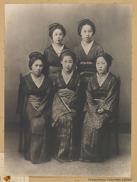 東京女子高等師範学校生徒服装変遷写真 「明治十八年七月　鹿鳴館時代以前」