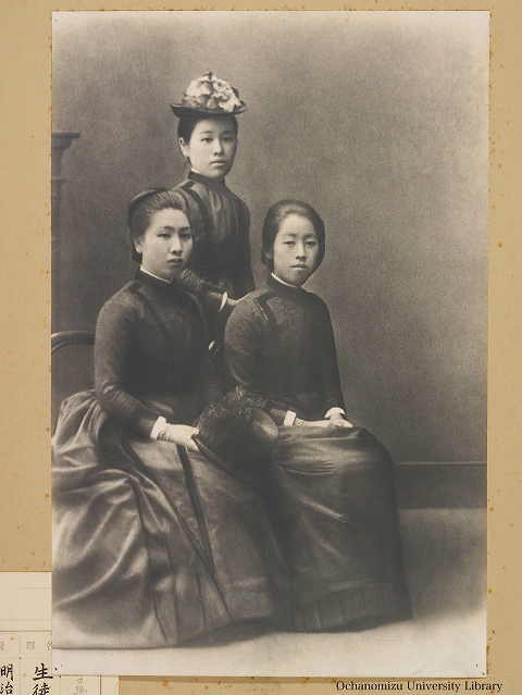 東京女子高等師範学校生徒服装変遷写真 「明治二十三年三月　鹿鳴館全盛時代」