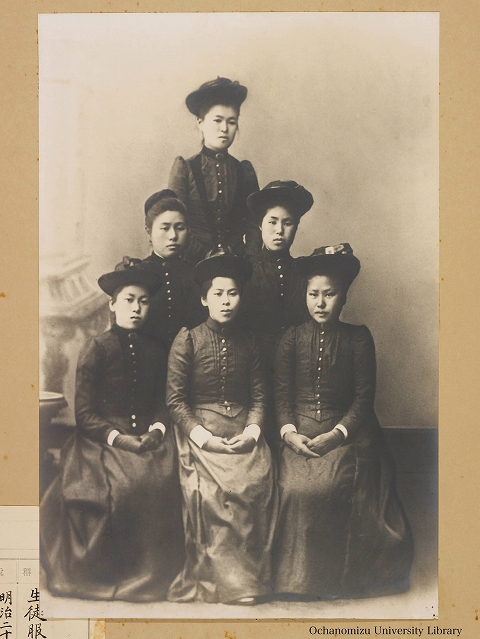 東京女子高等師範学校生徒服装変遷写真 「明治二十六年三月　鹿鳴館時代以後」