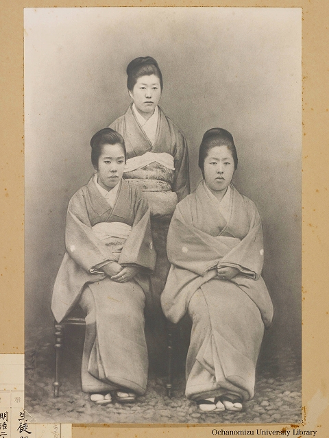 東京女子高等師範学校生徒服装変遷写真 「明治二十七年三月　國粹的時代」