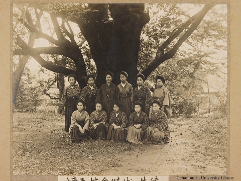 年代順に列べたる旧校舍の写真 「煉瓦校舍時代の生徒物理教室裏の椎の大樹(1)」