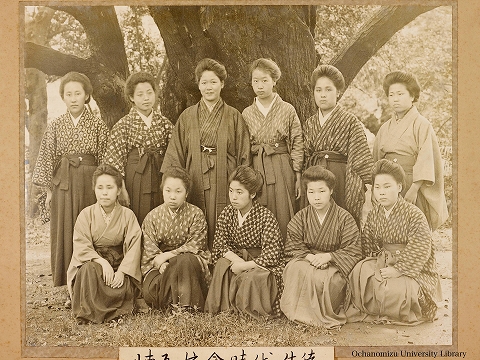 年代順に列べたる旧校舍の写真 「煉瓦校舍時代の生徒物理教室裏の椎の大樹(2)」