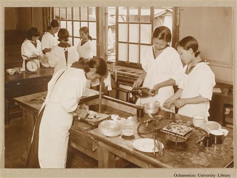 東京女子高等師範学校　生徒作業状況写真 「Cooking ( High School )」(2)