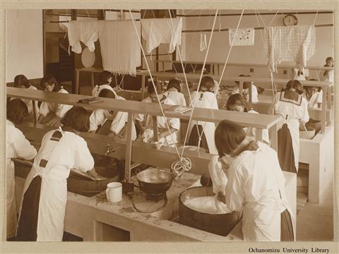 東京女子高等師範学校　生徒作業状況写真 「Laundry 1 ( High School )」