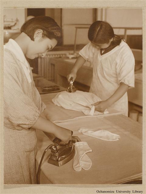 東京女子高等師範学校　生徒作業状況写真 「Laundry 2 ( High School )」
