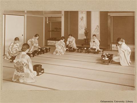 東京女子高等師範学校　生徒作業状況写真 「Etiquette 4」