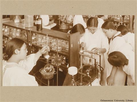 東京女子高等師範学校　生徒作業状況写真 「Chemistry」(2)