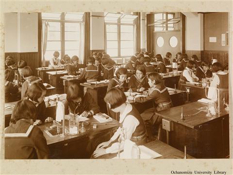 新校舎に学ぶ 「附属高等女学校　理科実験」