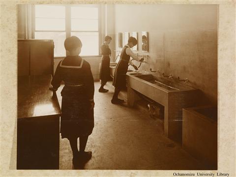 新校舎に学ぶ 「附属高等女学校　理装室」