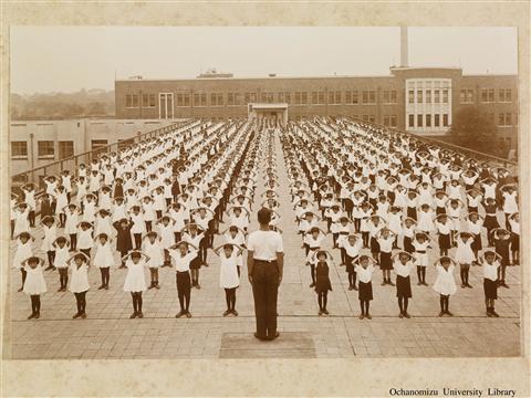 新校舎に学ぶ 「附属小学校　朝の屋上体操」