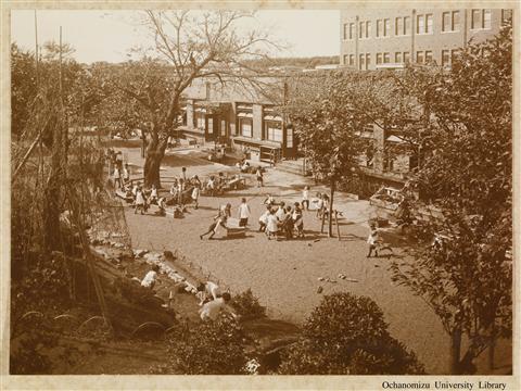 新校舎に学ぶ 「附属幼稚園　幼稚園庭」