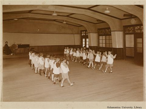 新校舎に学ぶ 「附属幼稚園　遊戯室」