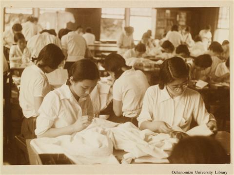 教室外の修錬 「集団勤労作業　其の三（病衣縫製）」