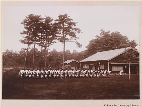 教室外の修錬 「附属高等女学校　郊外園の作業　宮城遥拝」
