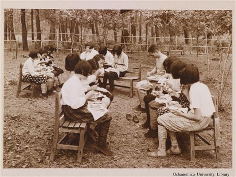 教室外の修錬 「附属高等女学校　郊外園の作業　昼食の一時」
